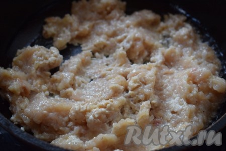 Далее разогреваем сковороду и наливаем в неё растительное масло, выкладываем куриный фарш и на медленном огне обжариваем его до готовности (примерно, 10 минут), постоянно помешивая.
