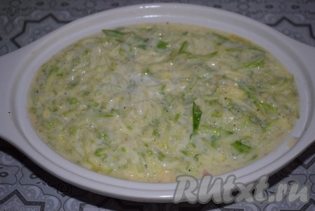 Заливаем запеканку заливкой, делаем проколы деревянной шпажкой по всему периметру запеканки, для того чтобы заливка равномерно распределилась по всем слоям.