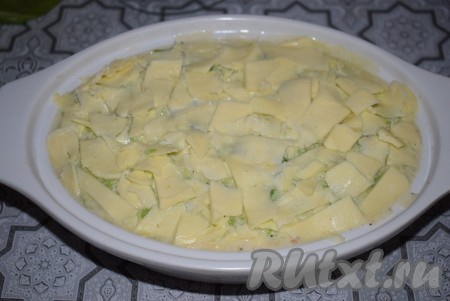 Покрываем поверхность запеканки сыром, натёртым на крупной тёрке или нарезанным на пластины (я использовала сыр сулугуни, но подойдёт любой плавящийся сыр).
