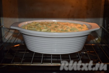 Отправляем нашу запеканку из фарша, кабачков и капусты в духовку (я готовила в керамической форме, поэтому, чтобы форма не раскололась, ставила её в холодную духовку), готовим при температуре 180 градусов 35-40 минут.
