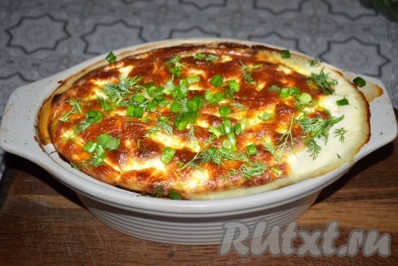 Готовую запеканку из фарша, кабачков и капусты достаём из духовки, посыпаем измельчённой зеленью и подаём к столу.
