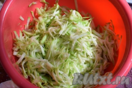 В это время натрём на крупной тёрке кабачок (молодой кабачок можно готовить, не очищая от кожуры), слегка присолим его, дадим постоять до образования сока (минут 5).
