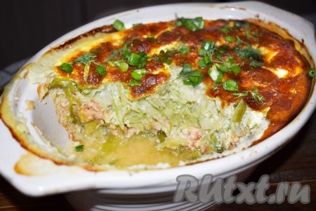 Запеканка получается невероятно вкусной и очень сочной, её можно есть как горячей, так и холодной.
