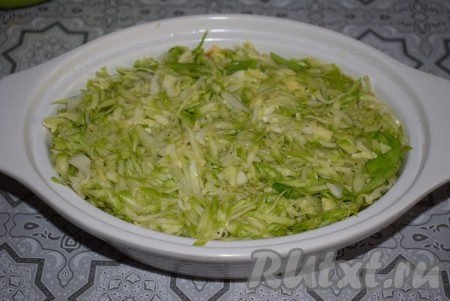 Третьим слоем выкладываем оставшуюся капусту с кабачком.