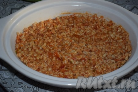 Далее идёт слой фарша, обжаренного с помидором.
