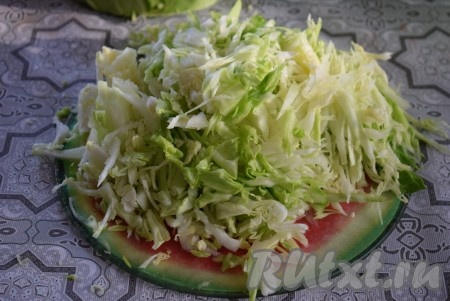 Молодую капусту нарежем на тоненькие полоски.
