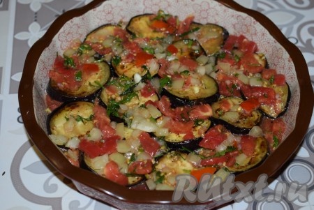 Верхним слоем должна быть заправка. Далее всю поверхность закуски слегка придавливаем вилкой, чтобы слои плотно прилегали друг к другу. Отправляем закуску в холодильник на 20-30 минут для пропитки и охлаждения.
