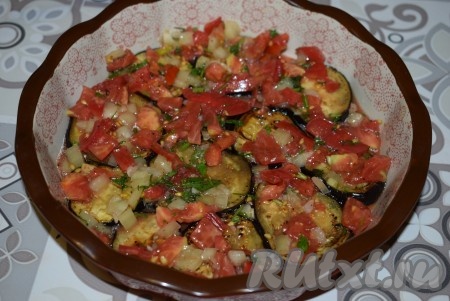 Смазываем слой баклажанов помидорно-чесночной заправкой.
