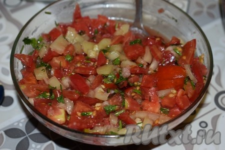 Получившуюся смесь из овощей и зелени солим, перчим, добавляем болгарский перец, растительное масло и уксус, перемешиваем, наша ароматная и сочная помидорно-чесночная заправка готова.
