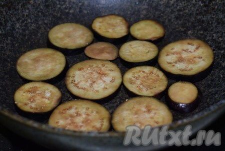 Сковороду разогреваем и выкладываем на неё баклажаны в один слой. Жарим баклажаны на среднем огне на сухой сковороде до готовности с двух сторон (на жарку с двух сторон понадобится 8-10 минут). Именно жарка без масла поможет приобрести баклажанам вкус и аромат печёных овощей.
