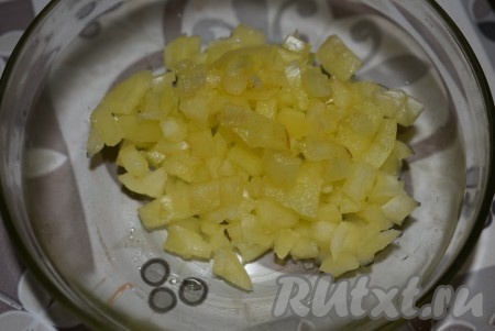 Болгарский перец очистим от семян и плодоножки, а затем нарежем на мелкие кубики.
