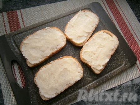Полученной массой смазать ломти батона ровным слоем.
