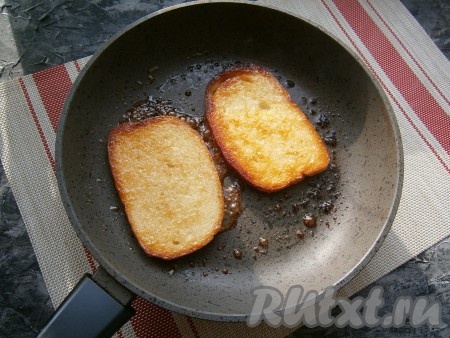 Жарить гренки на среднем (или чуть ниже среднего) огне до красивой карамельной корочки (3-4 минуты). Нужно обязательно следить, чтобы гренки не подгорели! Затем их перевернуть и обжарить другую сторону в течение 1-2 минут.
