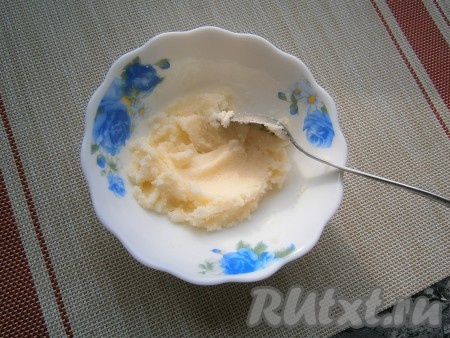 Тщательно перемешать масло с сахаром.
