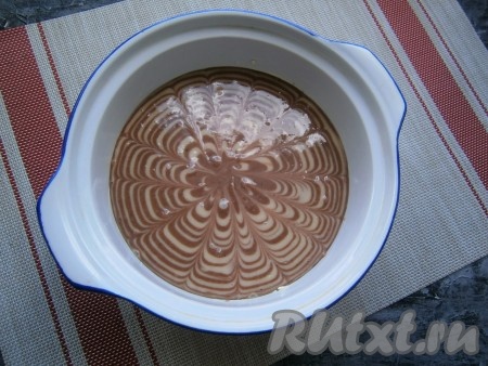 После того как выложите всё тесто, можно нанести сверху рисунок с помощью деревяной шпажки (или зубочистки).
