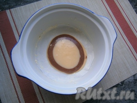 Каждое тесто перемешать до однородности (получится 2 вида теста - светлое и тёмное). Дно любой круглой формы диаметром 19-20 см застелить пергаментом, хорошо смазать всю форму сливочным маслом. В центр формы выложить 1 столовую ложку светлого теста, затем поверх светлого теста в центр формы выложить 1 столовую ложку тёмного теста, сверху снова выложить 1 столовую ложку белого теста. Таким образом, чередуя, продолжать выкладывать по 1 столовой ложке тёмное и белое тесто в центр формы. Чтобы в последствии у пирога был более чёткий рисунок в разрезе, ложкой, выкладывая тесто, нужно касаться дна формы.
