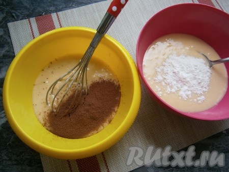 Далее получившееся тесто нужно разделить на две равные части. В одну часть всыпать столовую ложку муки, в другую - столовую ложку просеянного какао-порошка.