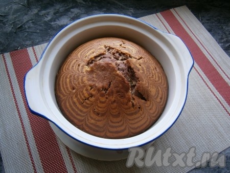 Духовку разогреть до 180 градусов и выпекать пирог "Зебра" 35-45 минут. Проверить его готовность можно деревянной шпажкой - после того, как вы проткнёте пирог, она должна остаться сухой. У меня пирог получился с чуть рваной шапочкой от того, что была маловата форма (я выпекала в форме диаметром 17 см, поэтому форму берите побольше - 19-20 см).
