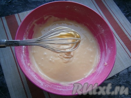 Тесто должно получиться гладким, глянцевым, однородным, медленно стекающим с ложки (или венчика).
