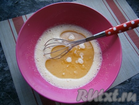 Перемешать яично-молочную смесь, влить растительное масло, снова перемешать венчиком.
