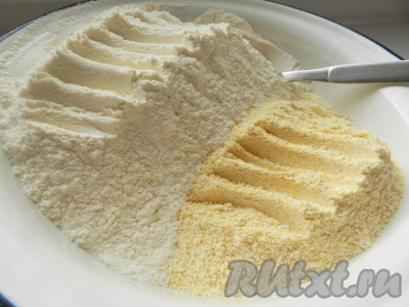 Равномерно всыпать оба вида муки.