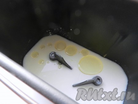 Влить в форму хлебопечки кислое молоко (кефир), добавить масло, соль и сахар.