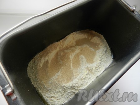 Сверху высыпать сухие дрожжи.