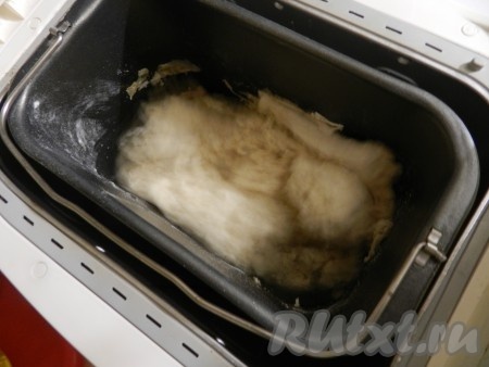 Установить форму в хлебопечку, включить, выбрать режим "цельнозерновой хлеб", 750 г, тёмная корочка.