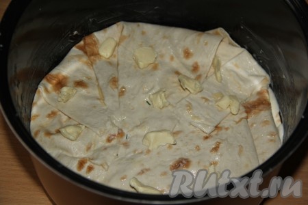 Поверх лаваша выложить 30 грамм сливочного масла, нарезанного на небольшие кусочки.
