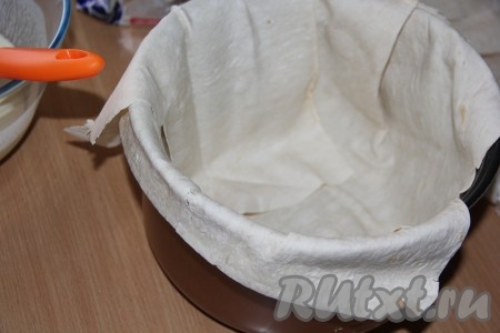 1/2 лаваша выложить в чашу мультиварки так, чтобы концы лаваша загнулись на чашу (как на фото).