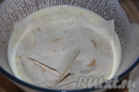 Оставшуюся половину лаваша нарвать на кусочки среднего размера и выложить в кефирно-яичную смесь, перемешать.
