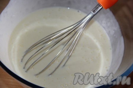 Перемешать получившуюся кефирно-яичную смесь венчиком.
