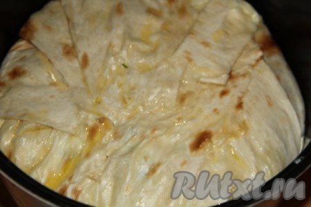 Закрыть крышку мультиварки и выставить режим "Выпечка" на 40 минут.
