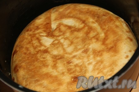 После сигнала мультиварки перевернуть ачму из лаваша с сыром, снова закрыть крышку и выпекать ещё 20 минут. Я переворачиваю на поддон пароварки.&nbsp;
