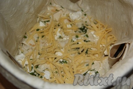 А затем добавила часть натёртого сыра.
