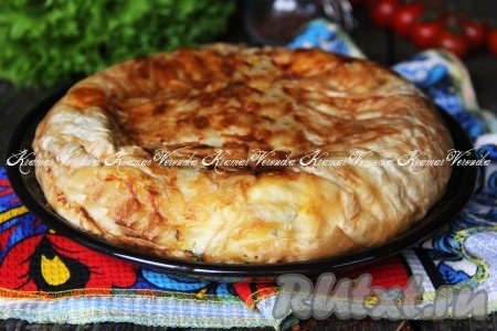 Нежную, сытную ачму, приготовленную из лаваша с сыром в мультиварке, переложить на плоскую тарелку, немного остудить и подать к столу. Уверена, такая вкусная выпечка понравится многим!
