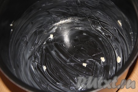 Чашу мультиварки смазать 20 граммами мягкого сливочного масла.
