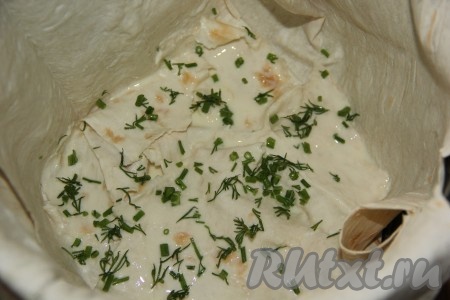 Несколько кусочков лаваша достать из кефирно-яичной смеси и выложить в чашу, присыпать частью нарезанной зелени.
