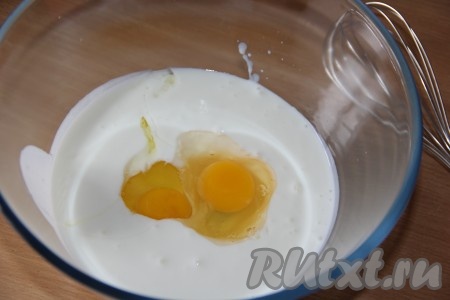 Зелень вымыть, мелко нарезать. Для приготовления заливки соединить кефир и яйца.&nbsp;
