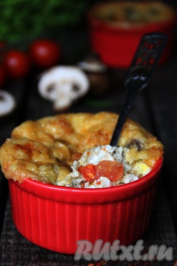 Сытный, вкусный, сочный омлет, запечённый в духовке с шампиньонами, помидорами и сыром, подать к столу в горячем виде. 
