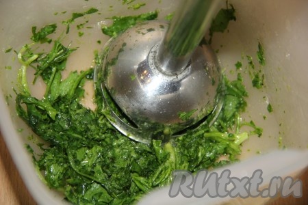 Погружным блендером измельчить зелень в пюре.

