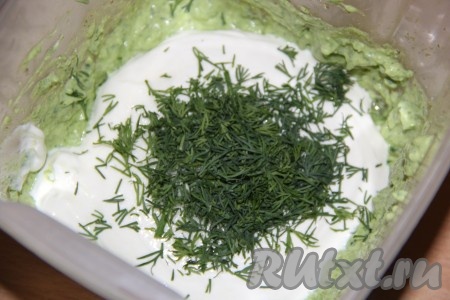 2 столовые ложки укропа, которые мы откладывали, нарезать и вместе с солью и сахаром добавить в соус.
