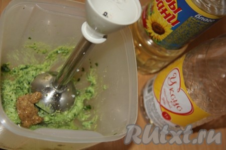 Добавить горчицу, растительное масло и уксус.
