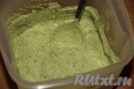 Перемешать соус из сметаны, зелени и варёных яиц столовой ложкой, а затем его можно сразу подать к столу или переложить в баночку, закрыть крышкой и поставить в холодильник. Хранить соус в холодильнике можно в течение 3 дней.
