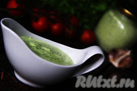 Аппетитный, очень вкусный зелёный соус станет отличным дополнением не только к мясу, но и ко многим другим блюдам, например, к пельменям или мантам.
