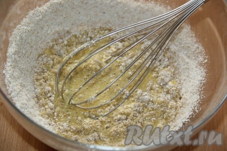 Перемешать яйца с молоком венчиком и всыпать молотые овсяные хлопья (я использую овсяные хлопья № 2 и предварительно перемалываю их в муку или мелкую крошку в блендере).
