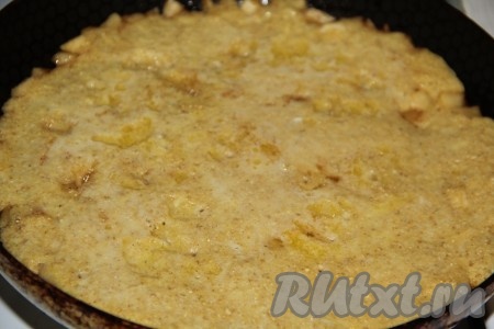 Готовить под крышкой на среднем огне, примерно, 5 минут. Овсяноблин должен схватиться сверху (переворачивать его не нужно). 
