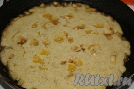 Аккуратно влить овсяное тесто в сковороду поверх яблок.
