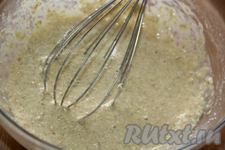 Перемешать овсяное тесто венчиком.
