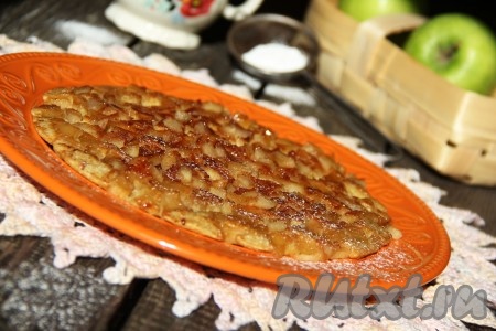 Горячий вкусный, нежный, очень ароматный овсяноблин, приготовленный с яблоком и корицей, переложить на плоскую тарелку и полить любым сиропом или посыпать сахарной пудрой. При подаче можно добавить мороженое.
